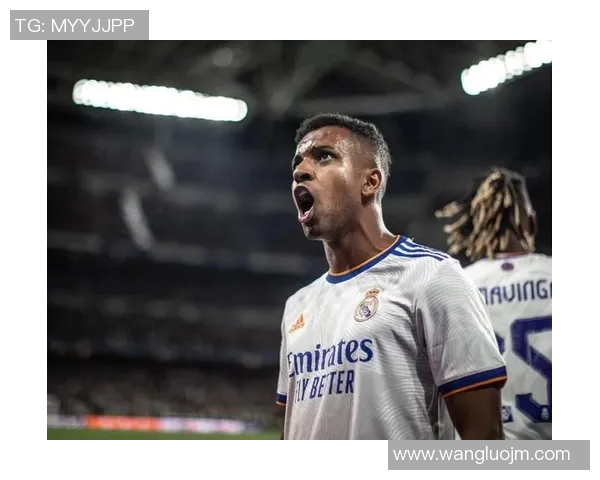 足球明星低头瞬间高清图集展现他们的专注与沉思之美