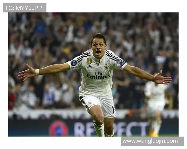 足球明星背影黑白影像展现运动之美与力量的瞬间